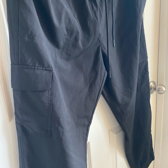 NWT Women’s Old Navy cargo active pants size L in Black - Picture 4 of 7